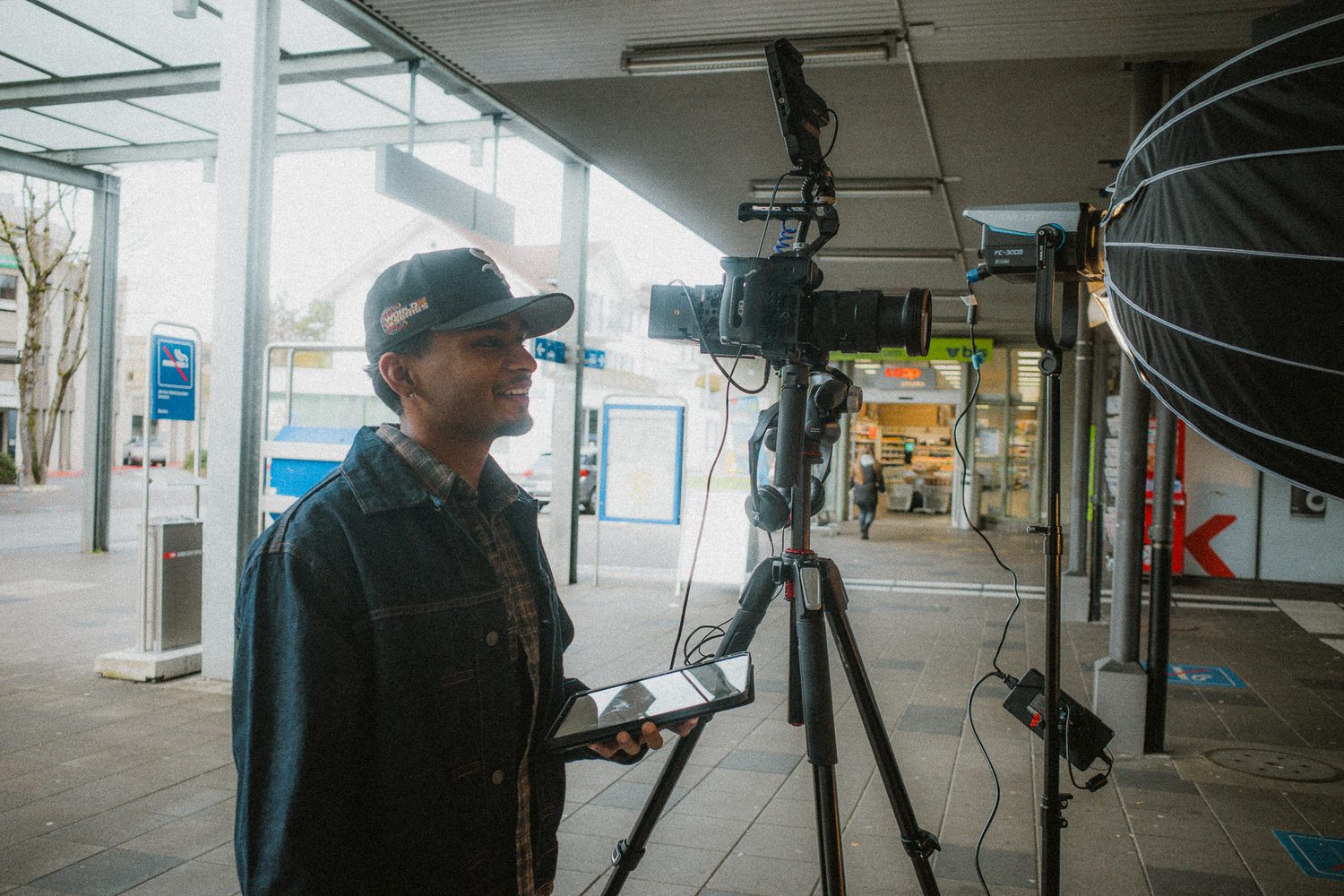 Rojith Ragavan mit Tablet am Set eines Brezelkönig-Drehs