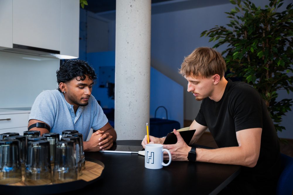 Rojith Ragavan im Gespräch mit Yann Piccand am Tisch