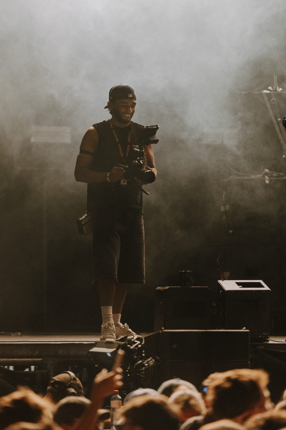 Rojith Ragavan filmt auf der Bühne am Heitere Openair