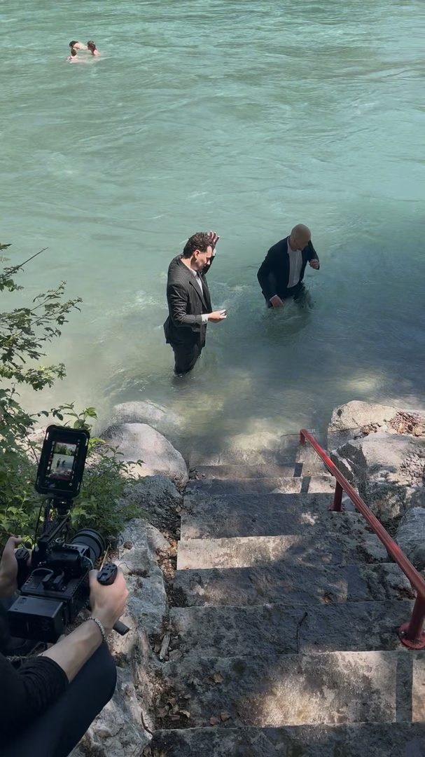 Dreh in der Aare für MoneyBärn mit Kamera am Ufer