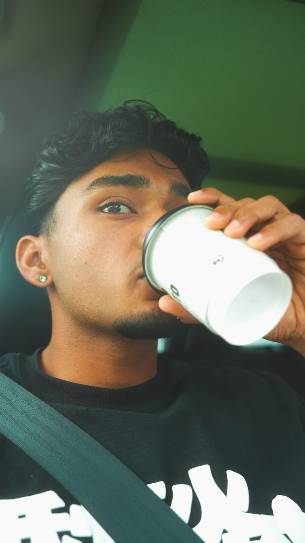 Rojith Ragavan im Auto, Standbild aus dem Büro-Vlog