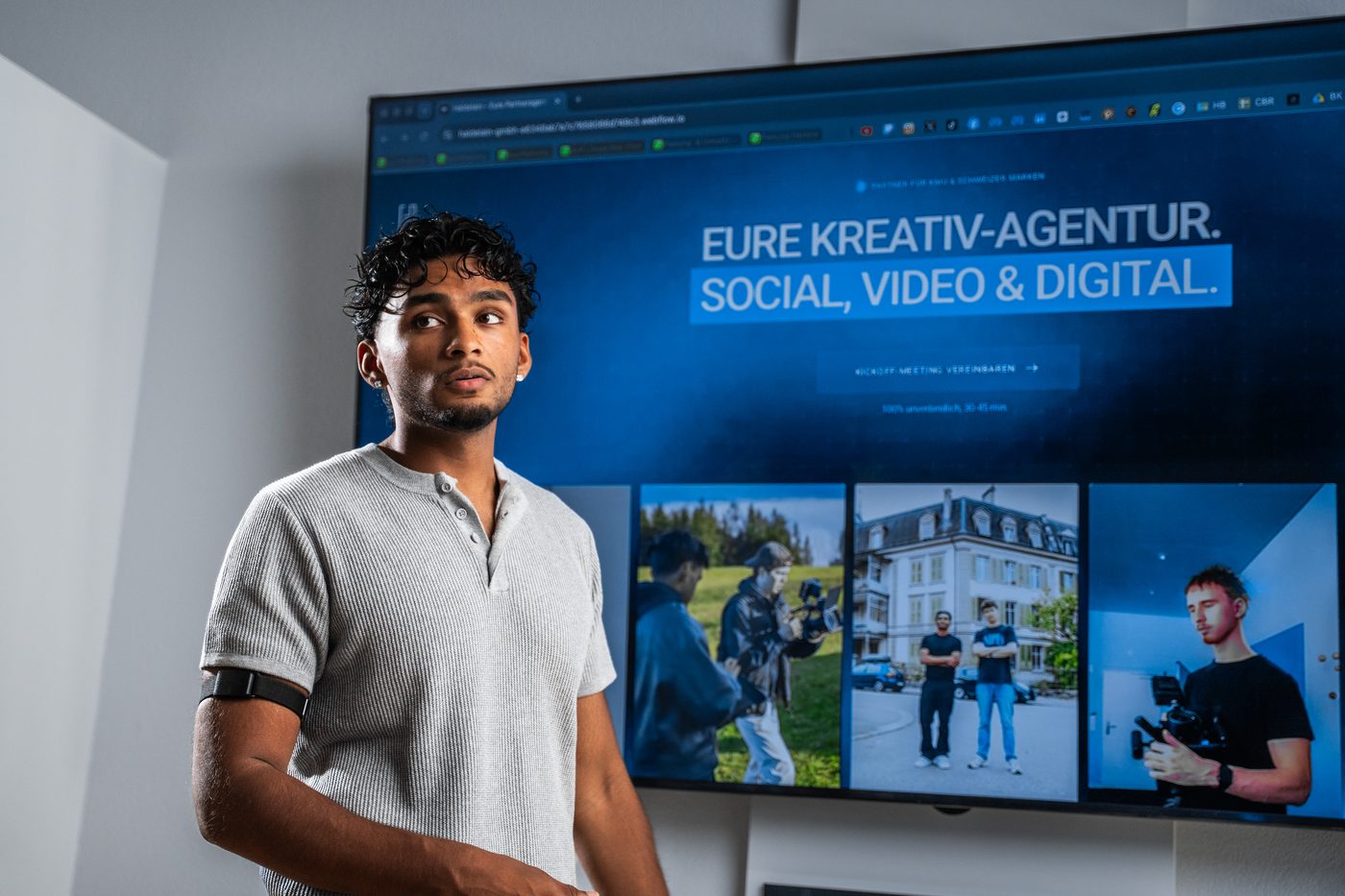 Rojith Ragavan vor dem Screen «Eure Kreativ-Agentur für Social, Video & Digital»