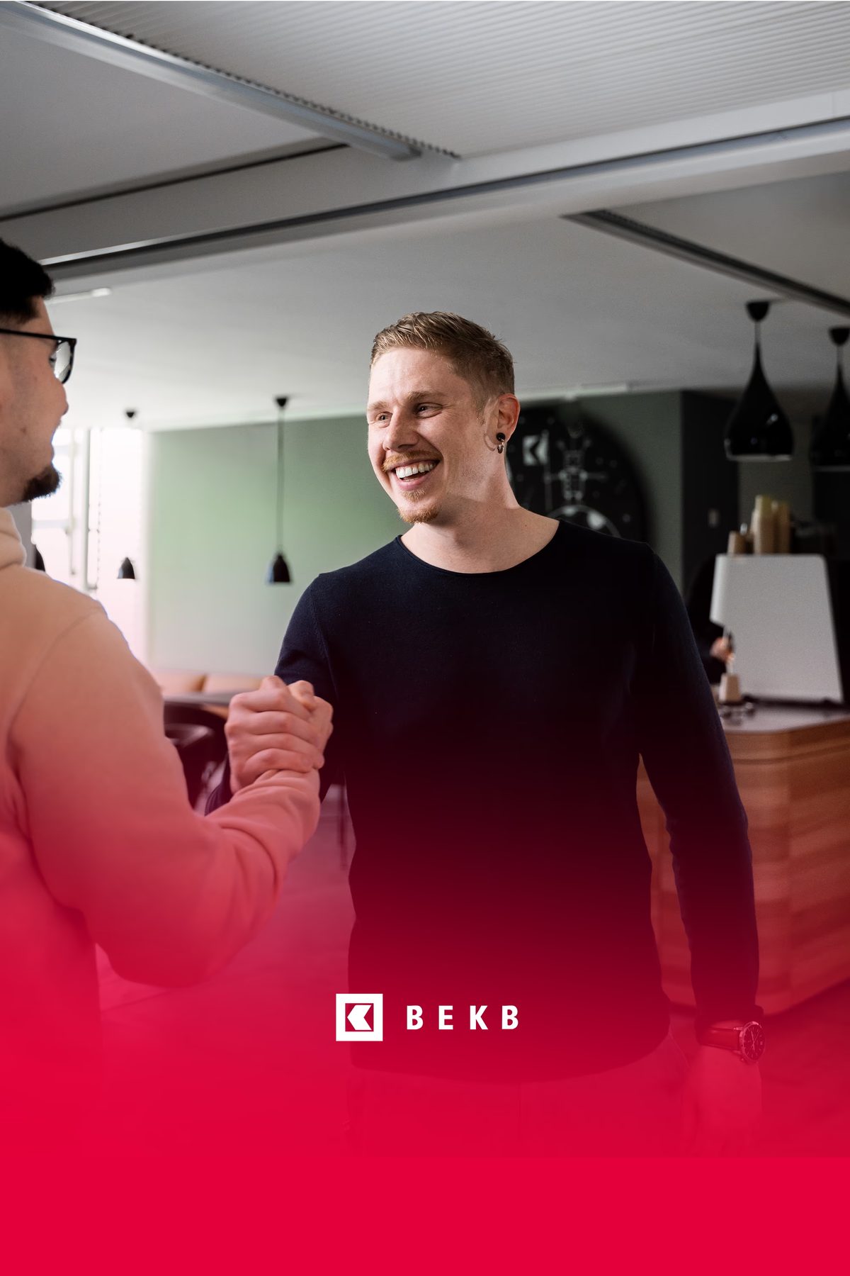 BEKB HR Stories: Mitarbeiter im Gespräch bei der Berner Kantonalbank